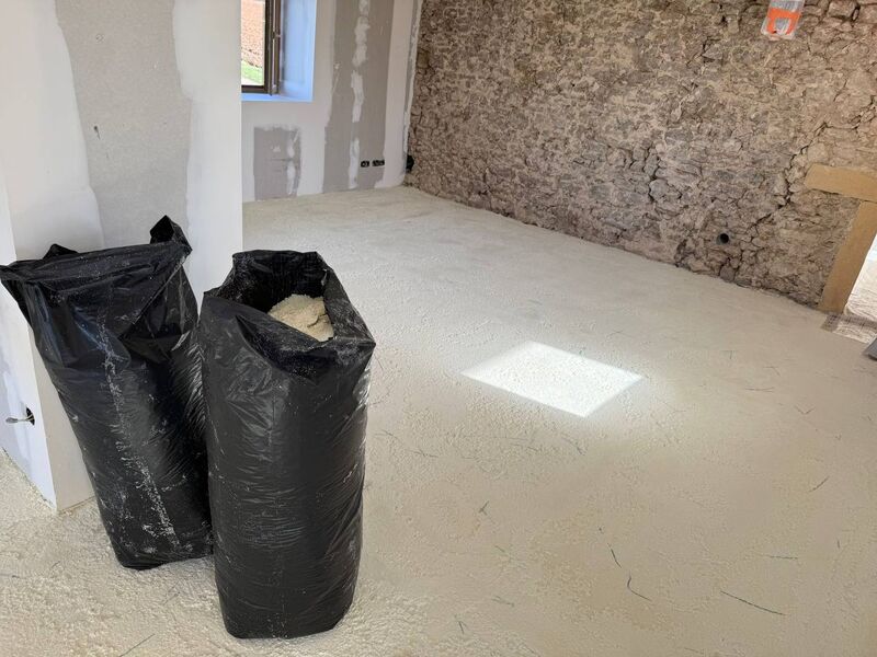 Chape liquide dans pièce avec mur en pierre — rénovation Côte d'Azur